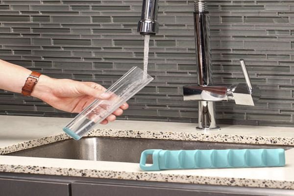 Quirky's Cube Tube for Spill-Free Icemaking_2