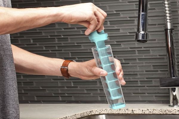 Quirky's Cube Tube for Spill-Free Icemaking_3