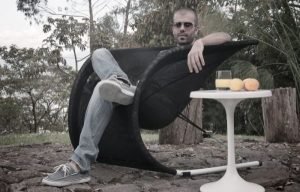 Suzak chair fuses deft flexibility with minimal essence