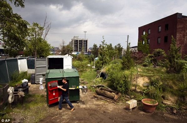 dumpster home by Gregory Kloehn_2