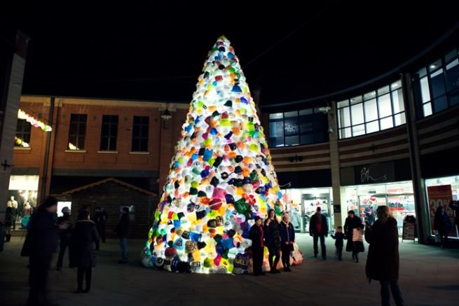 Consumerist Christmas Tree Made With 3,000 Plastic Bags_4